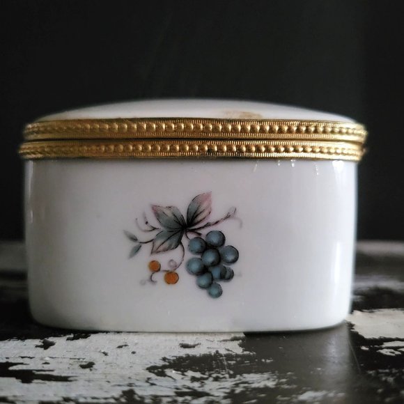Vintage Limoges France Porcelain Trinket Box / Jewelry Box Birds and Fruit - Picture 2 of 10